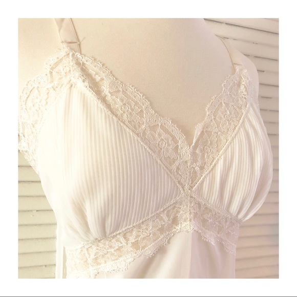 Vintage White Slip With Accordion Pleating 😍, M/L - Picture 3 of 4